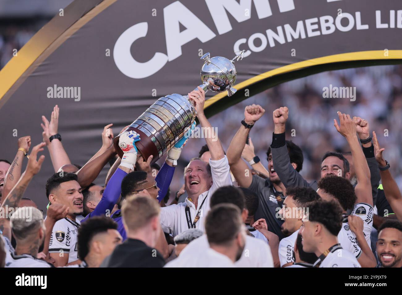 Buenos Aires, Argentina - 30 novembre 2024: Atlético Mineiro e Botafogo affrontano la finale di Copa Libertadores all'Estadio Monumental di Buenos Aires, segnando uno storico scontro tutto brasiliano. I tifosi di entrambe le squadre hanno riempito la città di energia, mentre i due club competono per l'ambito titolo sudamericano. La partita promette una posta alta, una rivalità intensa e il calcio al suo meglio. (Foto di UNAR Photo) Foto Stock