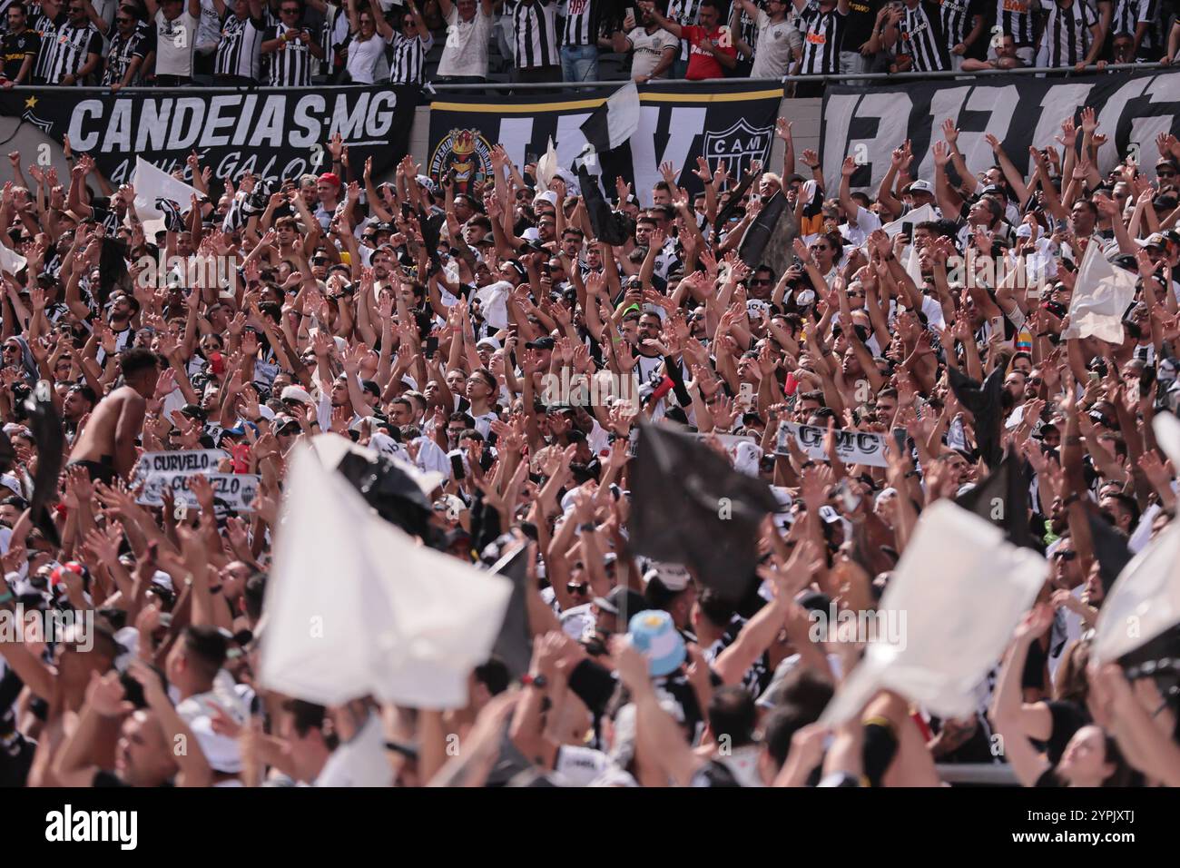 Buenos Aires, Argentina - 30 novembre 2024: Atlético Mineiro e Botafogo affrontano la finale di Copa Libertadores all'Estadio Monumental di Buenos Aires, segnando uno storico scontro tutto brasiliano. I tifosi di entrambe le squadre hanno riempito la città di energia, mentre i due club competono per l'ambito titolo sudamericano. La partita promette una posta alta, una rivalità intensa e il calcio al suo meglio. (Foto di UNAR Photo) Foto Stock