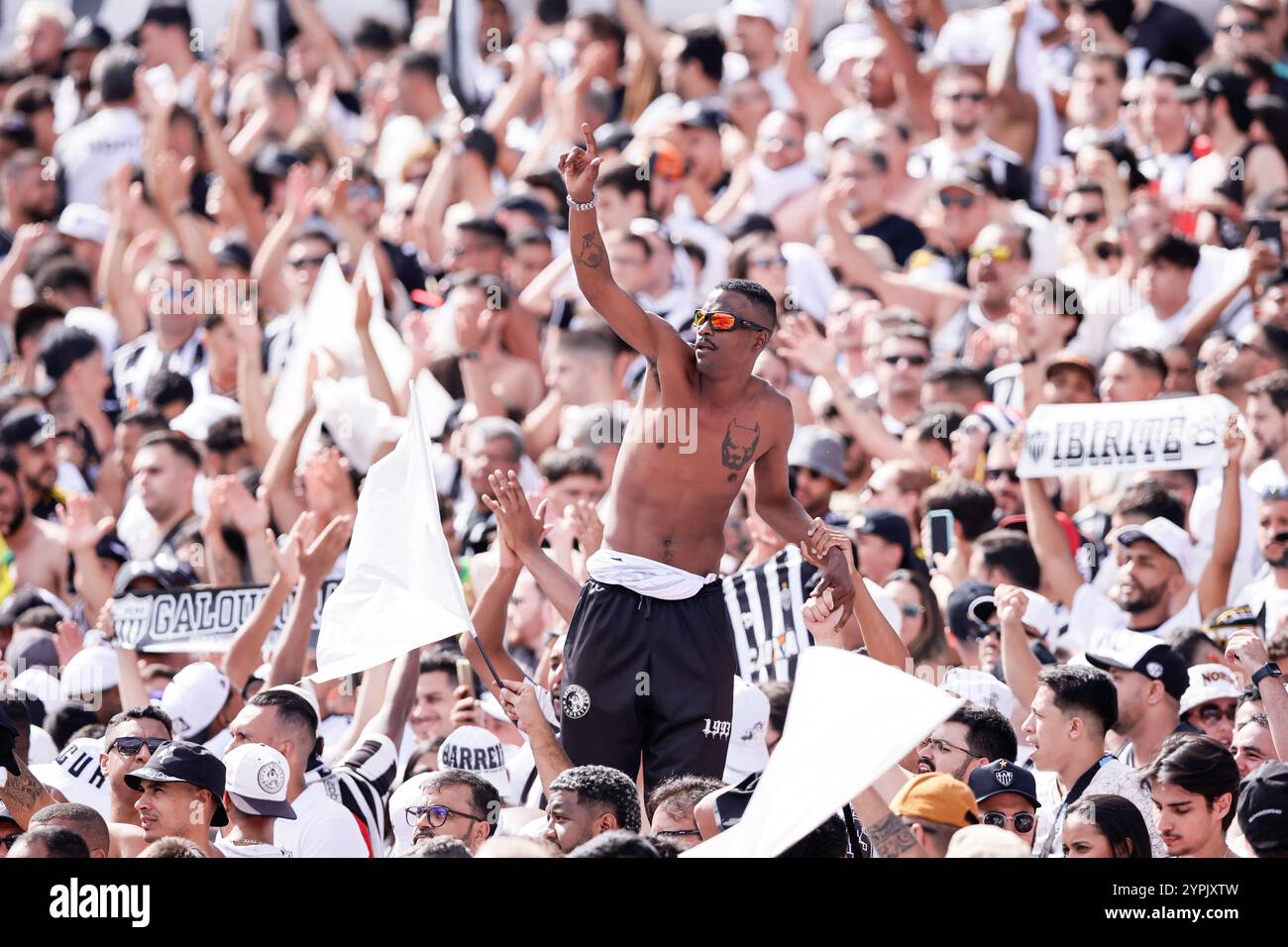 Buenos Aires, Argentina - 30 novembre 2024: Atlético Mineiro e Botafogo affrontano la finale di Copa Libertadores all'Estadio Monumental di Buenos Aires, segnando uno storico scontro tutto brasiliano. I tifosi di entrambe le squadre hanno riempito la città di energia, mentre i due club competono per l'ambito titolo sudamericano. La partita promette una posta alta, una rivalità intensa e il calcio al suo meglio. (Foto di UNAR Photo) Foto Stock