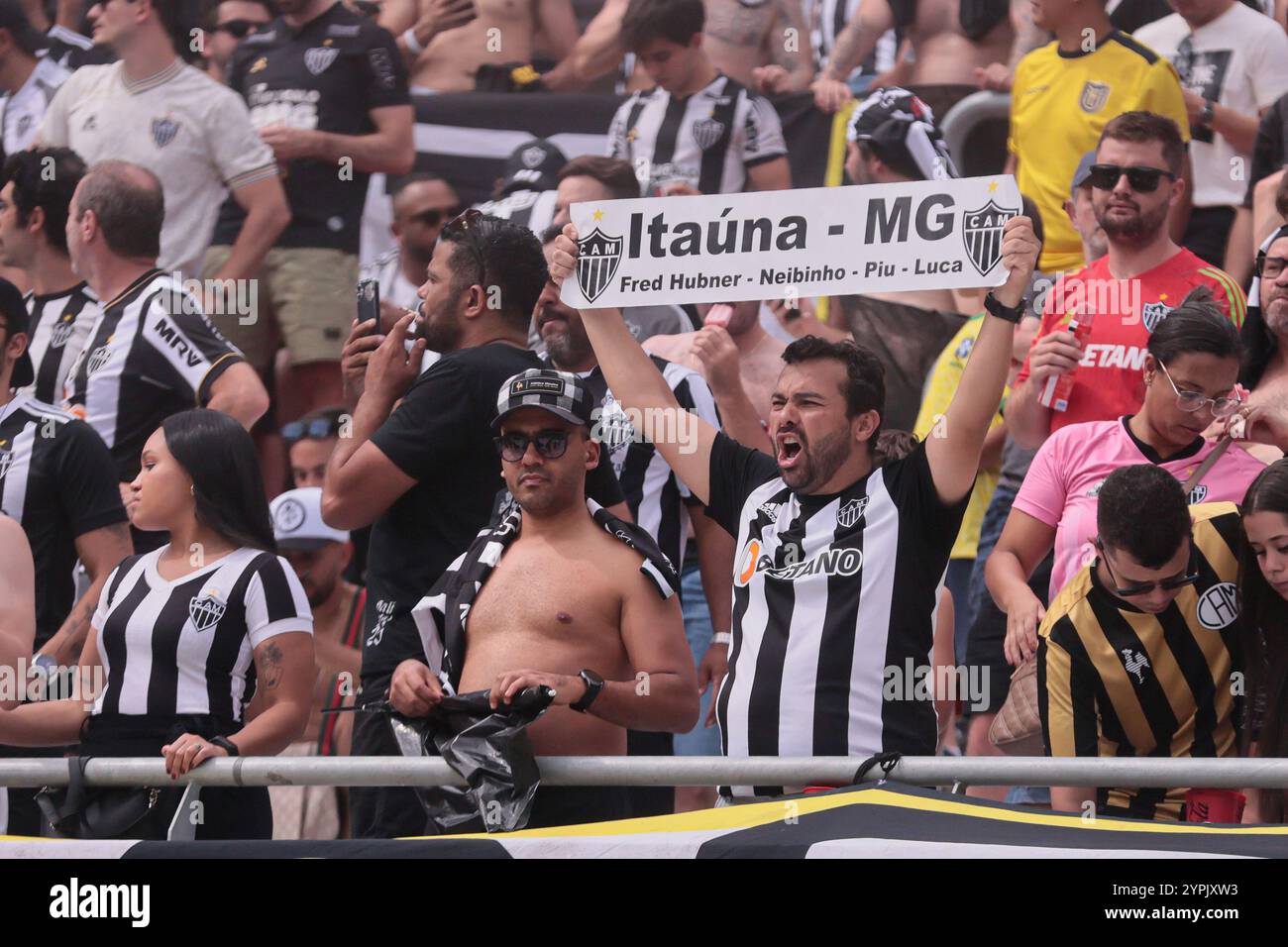 Buenos Aires, Argentina - 30 novembre 2024: Atlético Mineiro e Botafogo affrontano la finale di Copa Libertadores all'Estadio Monumental di Buenos Aires, segnando uno storico scontro tutto brasiliano. I tifosi di entrambe le squadre hanno riempito la città di energia, mentre i due club competono per l'ambito titolo sudamericano. La partita promette una posta alta, una rivalità intensa e il calcio al suo meglio. (Foto di UNAR Photo) Foto Stock