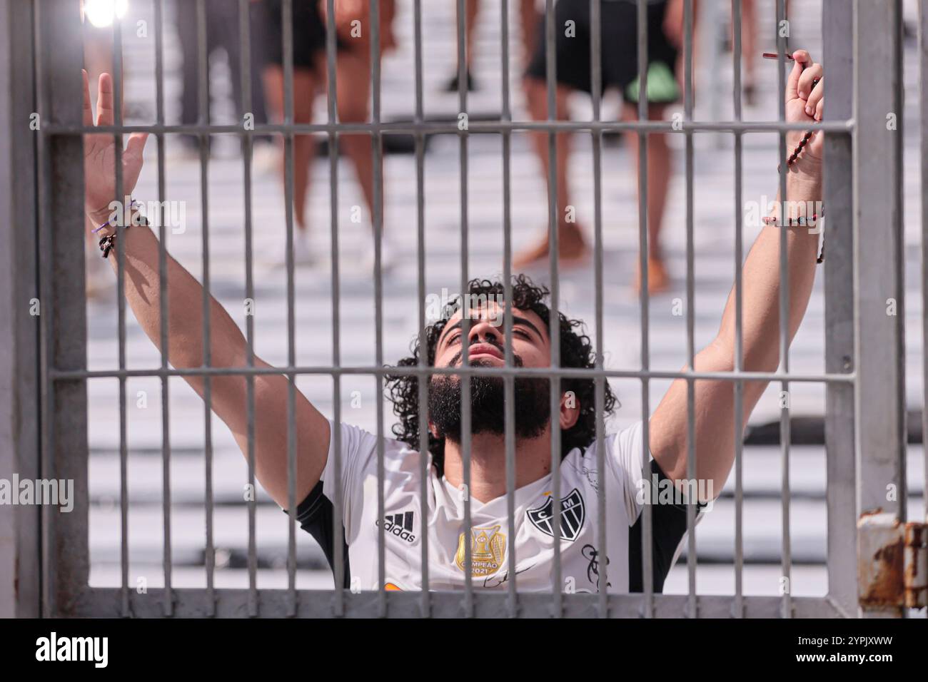 Buenos Aires, Argentina - 30 novembre 2024: Atlético Mineiro e Botafogo affrontano la finale di Copa Libertadores all'Estadio Monumental di Buenos Aires, segnando uno storico scontro tutto brasiliano. I tifosi di entrambe le squadre hanno riempito la città di energia, mentre i due club competono per l'ambito titolo sudamericano. La partita promette una posta alta, una rivalità intensa e il calcio al suo meglio. (Foto di UNAR Photo) Foto Stock