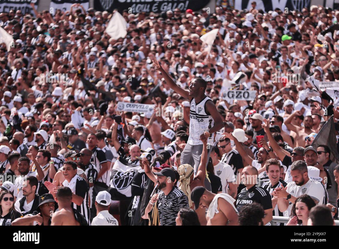 Buenos Aires, Argentina - 30 novembre 2024: Atlético Mineiro e Botafogo affrontano la finale di Copa Libertadores all'Estadio Monumental di Buenos Aires, segnando uno storico scontro tutto brasiliano. I tifosi di entrambe le squadre hanno riempito la città di energia, mentre i due club competono per l'ambito titolo sudamericano. La partita promette una posta alta, una rivalità intensa e il calcio al suo meglio. (Foto di UNAR Photo) Foto Stock