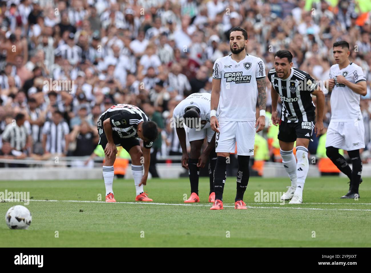 Buenos Aires, Argentina. 30 novembre 2024. Il difensore di Botafogo Alex Telles (3°-R) si prepara a sparare un calcio di rigore e segna il secondo gol contro Altetico Mineiro durante la finale di calcio CONMEBOL Copa Libertadores tra le squadre brasiliane Atletico Mineiro e Botafogo al Monumental Stadium di Buenos Aires il 30 novembre 2024. Crediti: Alejandro Pagni/Alamy Live News Foto Stock