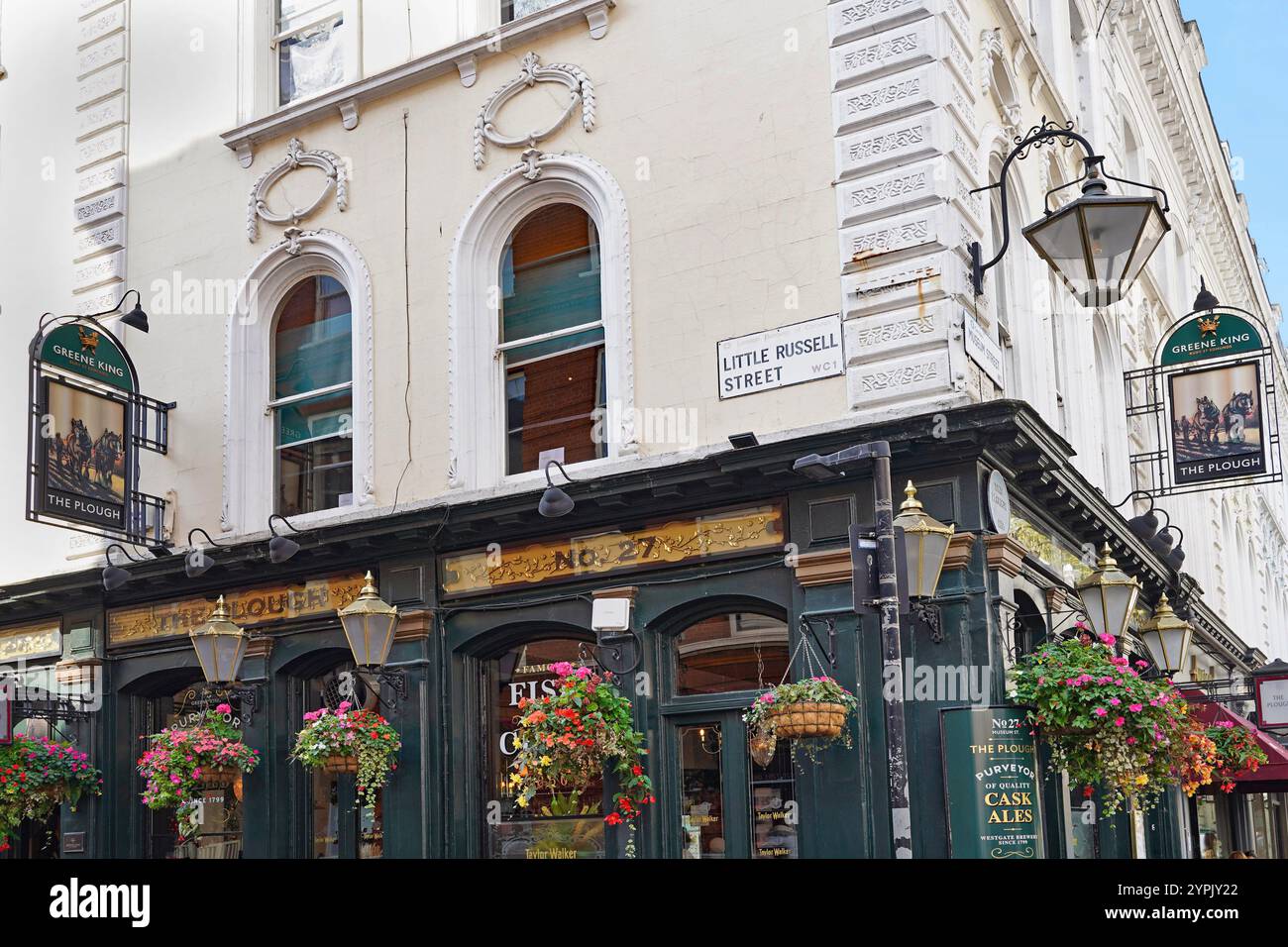 Londra, Regno Unito - 20 settembre 2024: Esterno del pub con decorazioni floreali nella zona di Bloomsbury a Londra vicino al British Museum Foto Stock