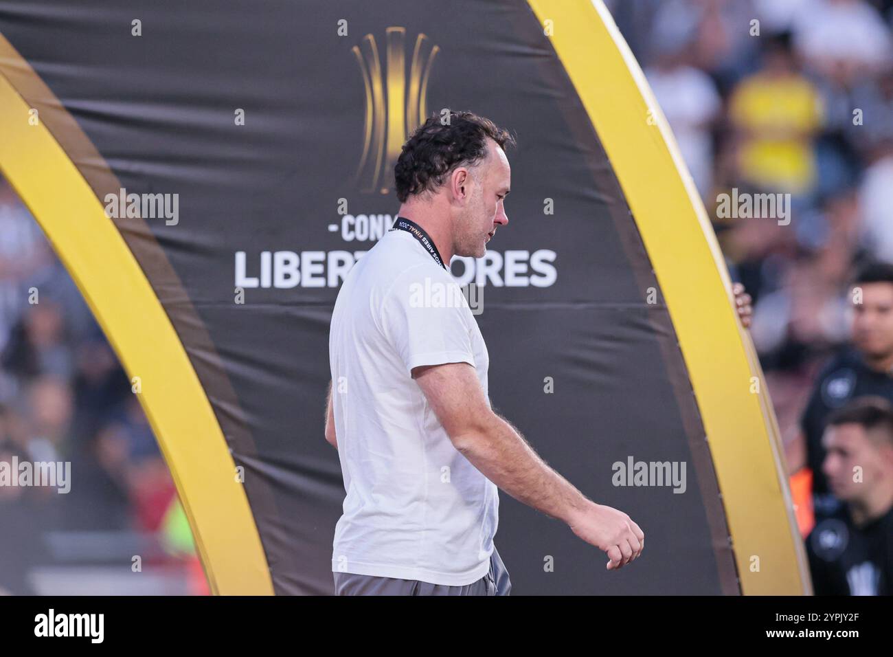 Buenos Aires, Argentina - 30 novembre 2024: Atlético Mineiro e Botafogo affrontano la finale di Copa Libertadores all'Estadio Monumental di Buenos Aires, segnando uno storico scontro tutto brasiliano. I tifosi di entrambe le squadre hanno riempito la città di energia, mentre i due club competono per l'ambito titolo sudamericano. La partita promette una posta alta, una rivalità intensa e il calcio al suo meglio. (Foto di UNAR Photo) Foto Stock