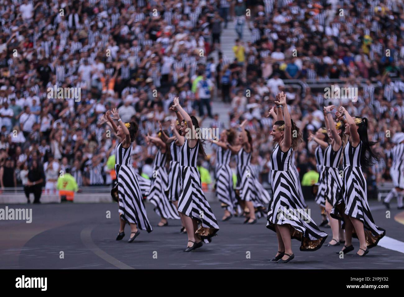 Buenos Aires, Argentina - 30 novembre 2024: Atlético Mineiro e Botafogo affrontano la finale di Copa Libertadores all'Estadio Monumental di Buenos Aires, segnando uno storico scontro tutto brasiliano. I tifosi di entrambe le squadre hanno riempito la città di energia, mentre i due club competono per l'ambito titolo sudamericano. La partita promette una posta alta, una rivalità intensa e il calcio al suo meglio. (Foto di UNAR Photo) Foto Stock