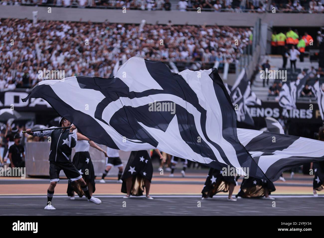Buenos Aires, Argentina - 30 novembre 2024: Atlético Mineiro e Botafogo affrontano la finale di Copa Libertadores all'Estadio Monumental di Buenos Aires, segnando uno storico scontro tutto brasiliano. I tifosi di entrambe le squadre hanno riempito la città di energia, mentre i due club competono per l'ambito titolo sudamericano. La partita promette una posta alta, una rivalità intensa e il calcio al suo meglio. (Foto di UNAR Photo) Foto Stock