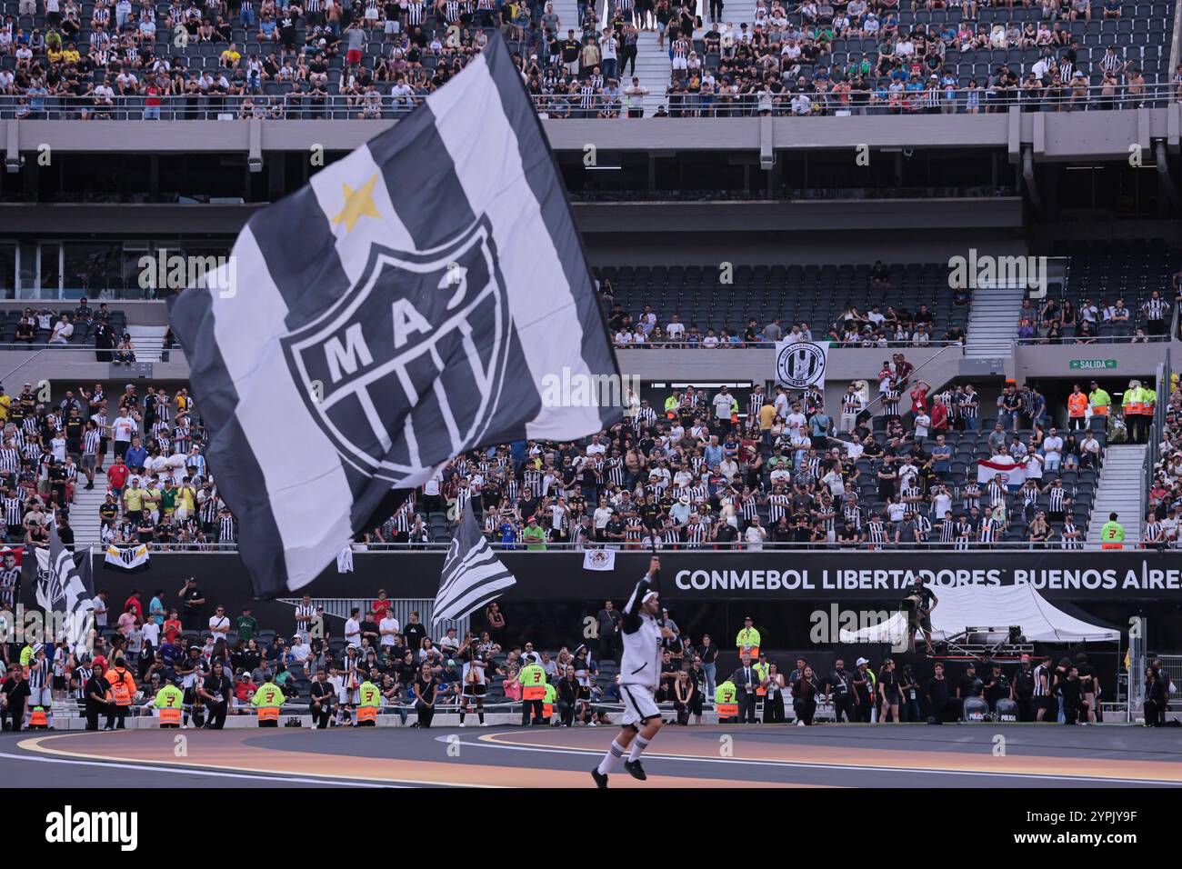 Buenos Aires, Argentina - 30 novembre 2024: Atlético Mineiro e Botafogo affrontano la finale di Copa Libertadores all'Estadio Monumental di Buenos Aires, segnando uno storico scontro tutto brasiliano. I tifosi di entrambe le squadre hanno riempito la città di energia, mentre i due club competono per l'ambito titolo sudamericano. La partita promette una posta alta, una rivalità intensa e il calcio al suo meglio. (Foto di UNAR Photo) Foto Stock