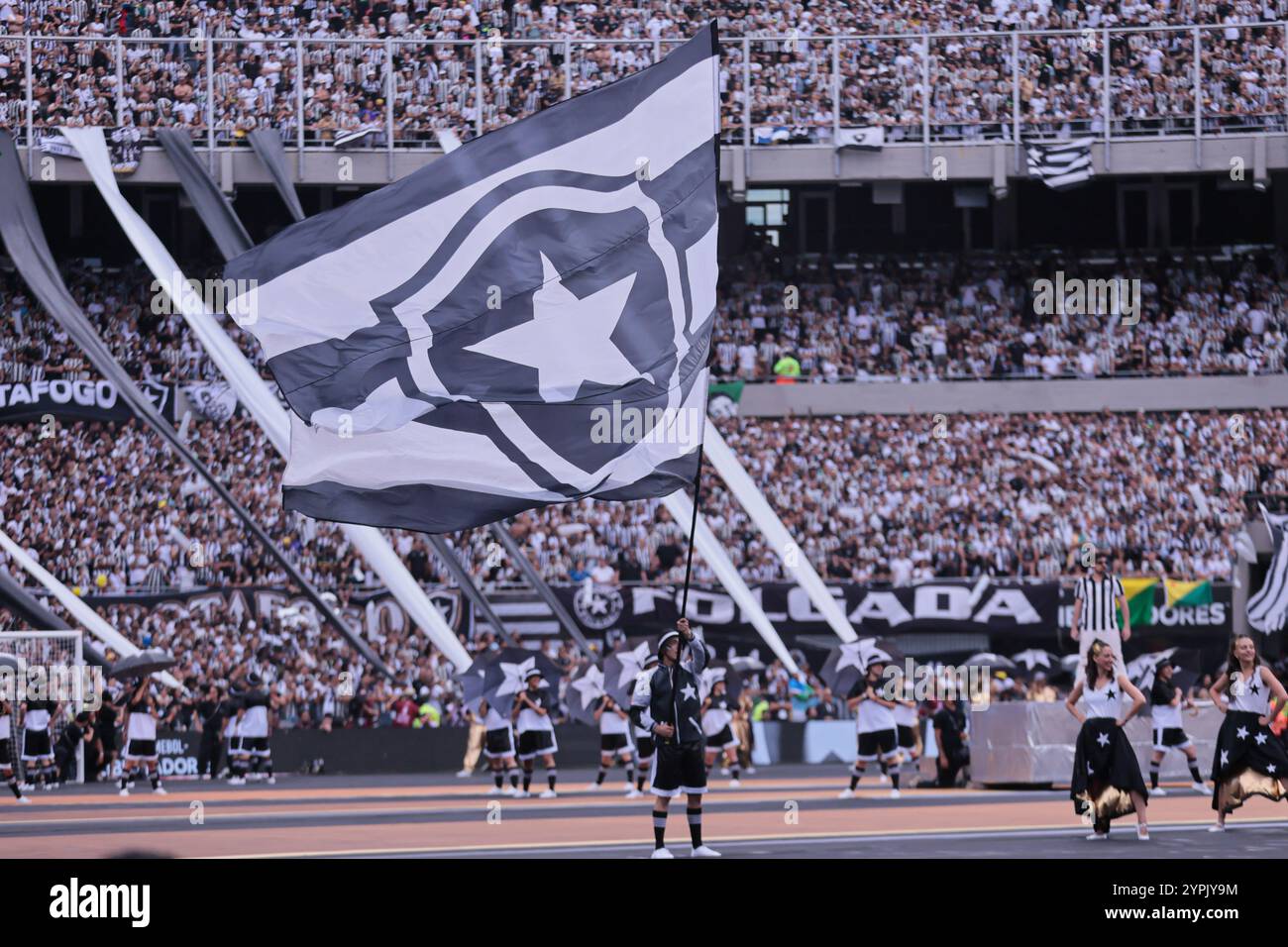 Buenos Aires, Argentina - 30 novembre 2024: Atlético Mineiro e Botafogo affrontano la finale di Copa Libertadores all'Estadio Monumental di Buenos Aires, segnando uno storico scontro tutto brasiliano. I tifosi di entrambe le squadre hanno riempito la città di energia, mentre i due club competono per l'ambito titolo sudamericano. La partita promette una posta alta, una rivalità intensa e il calcio al suo meglio. (Foto di UNAR Photo) Foto Stock