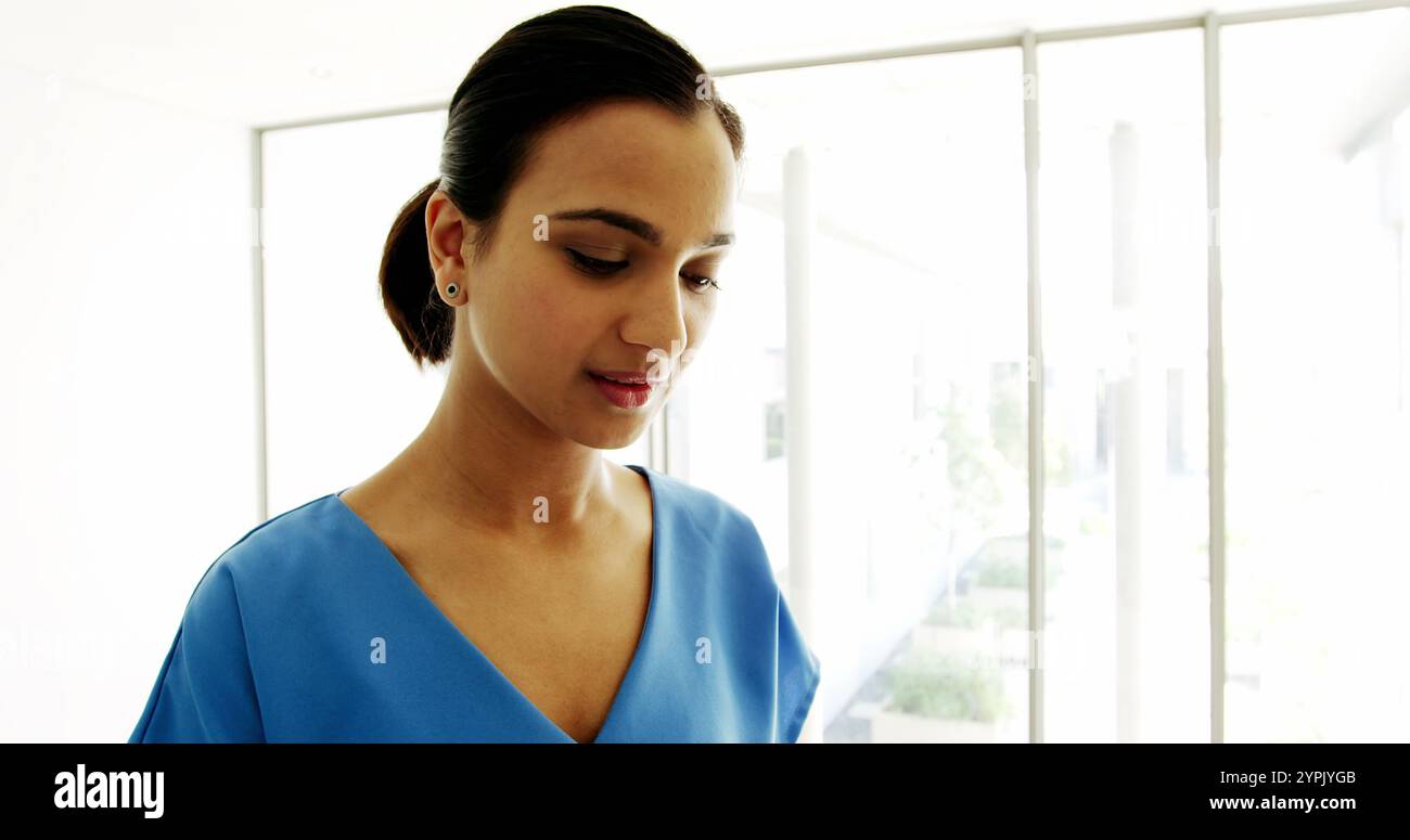 Bellissimo chirurgo che usa tablet digitale nel reparto in ospedale Foto Stock