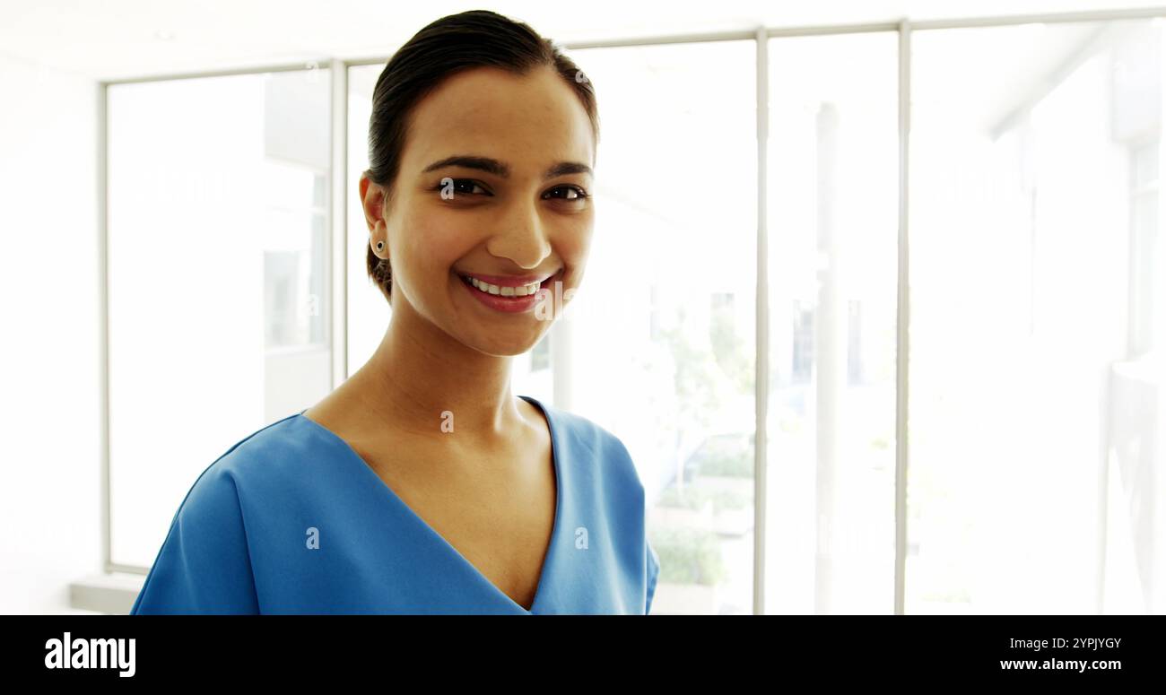 Bellissimo chirurgo che usa tablet digitale nel reparto in ospedale Foto Stock