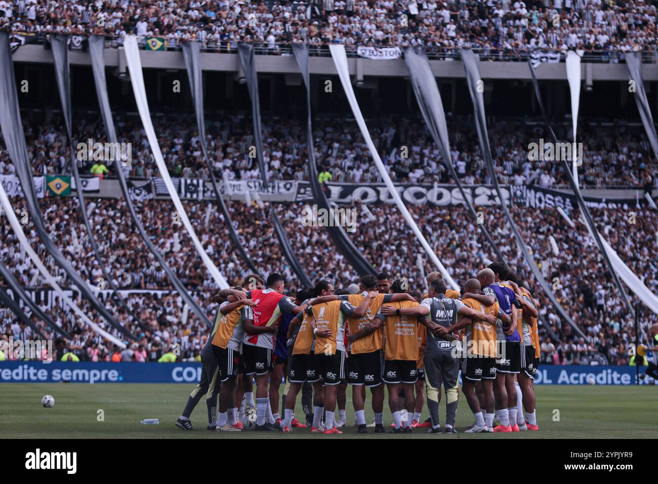 Buenos Aires, Argentina - 30 novembre 2024: Atlético Mineiro e Botafogo affrontano la finale di Copa Libertadores all'Estadio Monumental di Buenos Aires, segnando uno storico scontro tutto brasiliano. I tifosi di entrambe le squadre hanno riempito la città di energia, mentre i due club competono per l'ambito titolo sudamericano. La partita promette una posta alta, una rivalità intensa e il calcio al suo meglio. (Foto di UNAR Photo) Foto Stock
