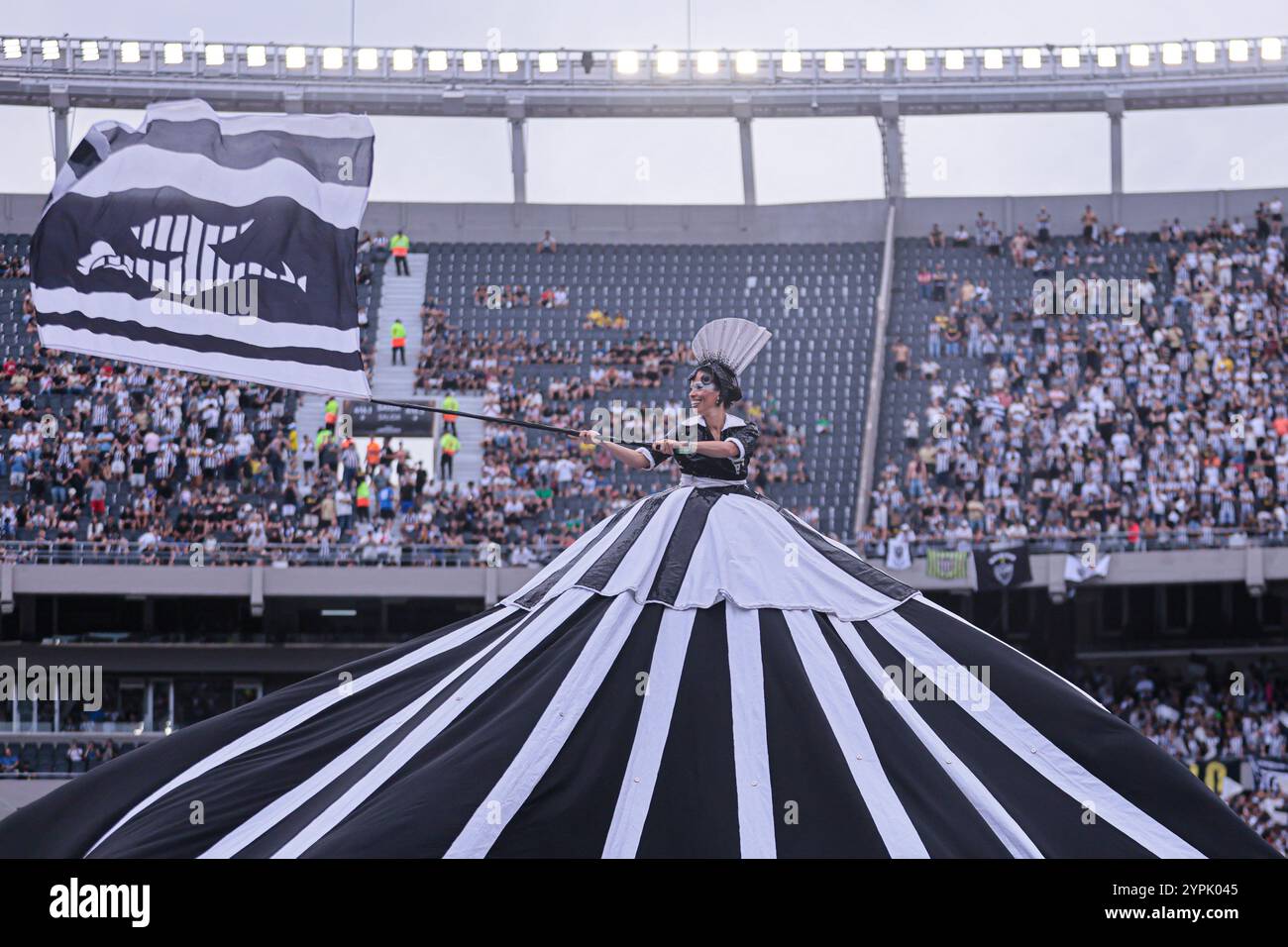 Buenos Aires, Argentina - 30 novembre 2024: Atlético Mineiro e Botafogo affrontano la finale di Copa Libertadores all'Estadio Monumental di Buenos Aires, segnando uno storico scontro tutto brasiliano. I tifosi di entrambe le squadre hanno riempito la città di energia, mentre i due club competono per l'ambito titolo sudamericano. La partita promette una posta alta, una rivalità intensa e il calcio al suo meglio. (Foto di UNAR Photo) Foto Stock