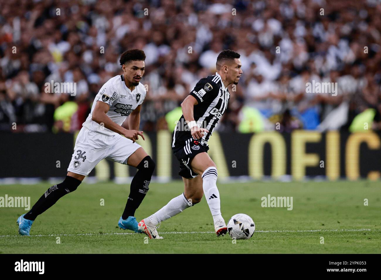 Buenos Aires, Argentina - 30 novembre 2024: Atlético Mineiro e Botafogo affrontano la finale di Copa Libertadores all'Estadio Monumental di Buenos Aires, segnando uno storico scontro tutto brasiliano. I tifosi di entrambe le squadre hanno riempito la città di energia, mentre i due club competono per l'ambito titolo sudamericano. La partita promette una posta alta, una rivalità intensa e il calcio al suo meglio. (Foto di UNAR Photo) Foto Stock