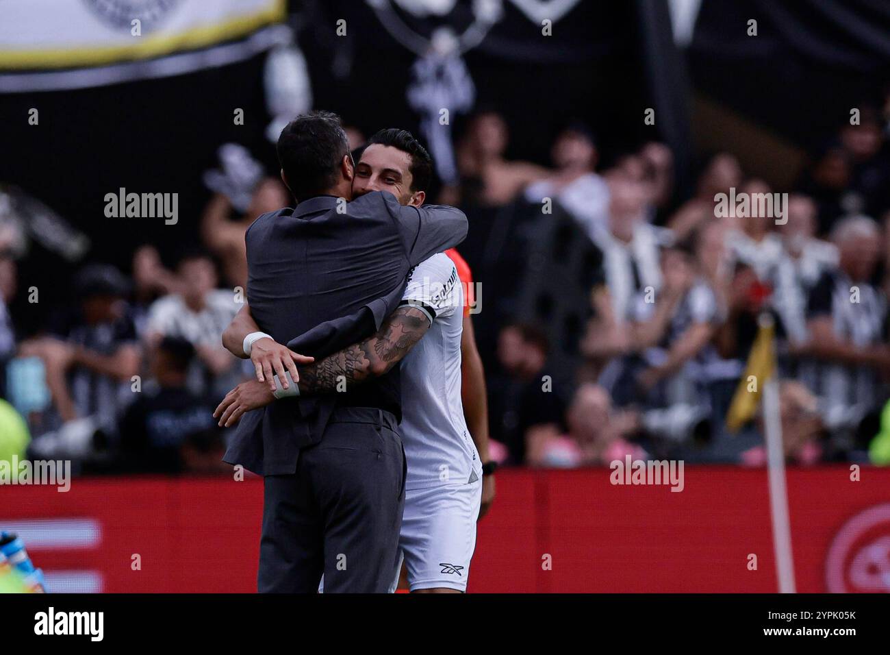 Buenos Aires, Argentina - 30 novembre 2024: Atlético Mineiro e Botafogo affrontano la finale di Copa Libertadores all'Estadio Monumental di Buenos Aires, segnando uno storico scontro tutto brasiliano. I tifosi di entrambe le squadre hanno riempito la città di energia, mentre i due club competono per l'ambito titolo sudamericano. La partita promette una posta alta, una rivalità intensa e il calcio al suo meglio. (Foto di UNAR Photo) Foto Stock
