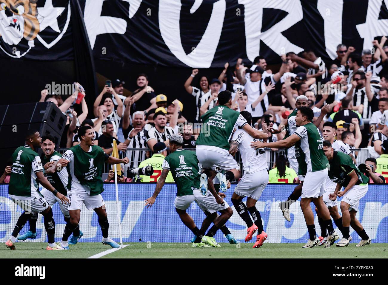 Buenos Aires, Argentina - 30 novembre 2024: Atlético Mineiro e Botafogo affrontano la finale di Copa Libertadores all'Estadio Monumental di Buenos Aires, segnando uno storico scontro tutto brasiliano. I tifosi di entrambe le squadre hanno riempito la città di energia, mentre i due club competono per l'ambito titolo sudamericano. La partita promette una posta alta, una rivalità intensa e il calcio al suo meglio. (Foto di UNAR Photo) Foto Stock