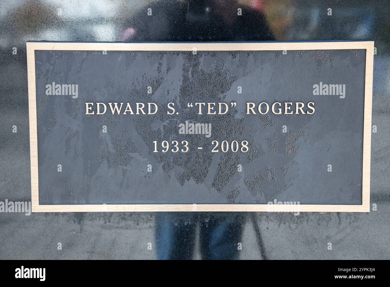 Targa per la statua Edward S. "Ted" Rogers al Rogers Centre sulla Blue Jays Way nel centro di Toronto, Ontario, Canada Foto Stock