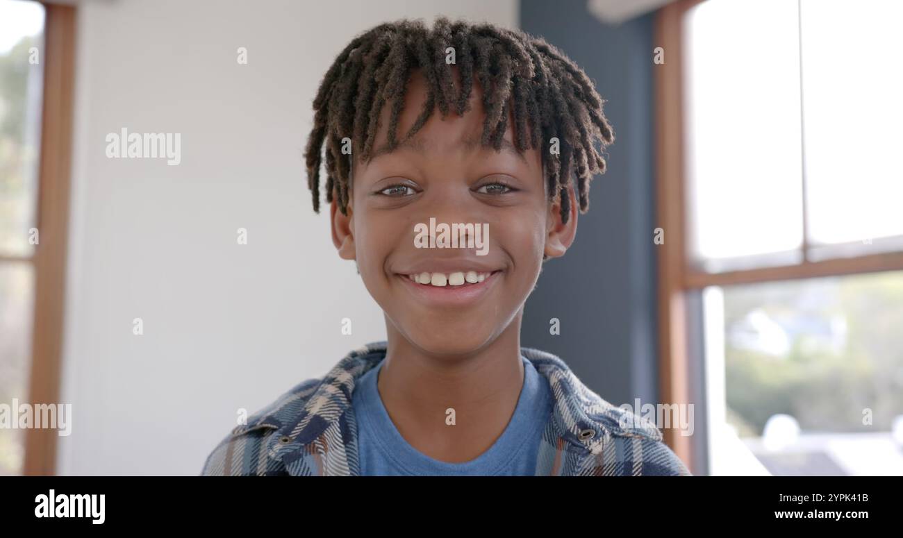 Ritratto di un ragazzo afroamericano felice a casa, al rallentatore Foto Stock