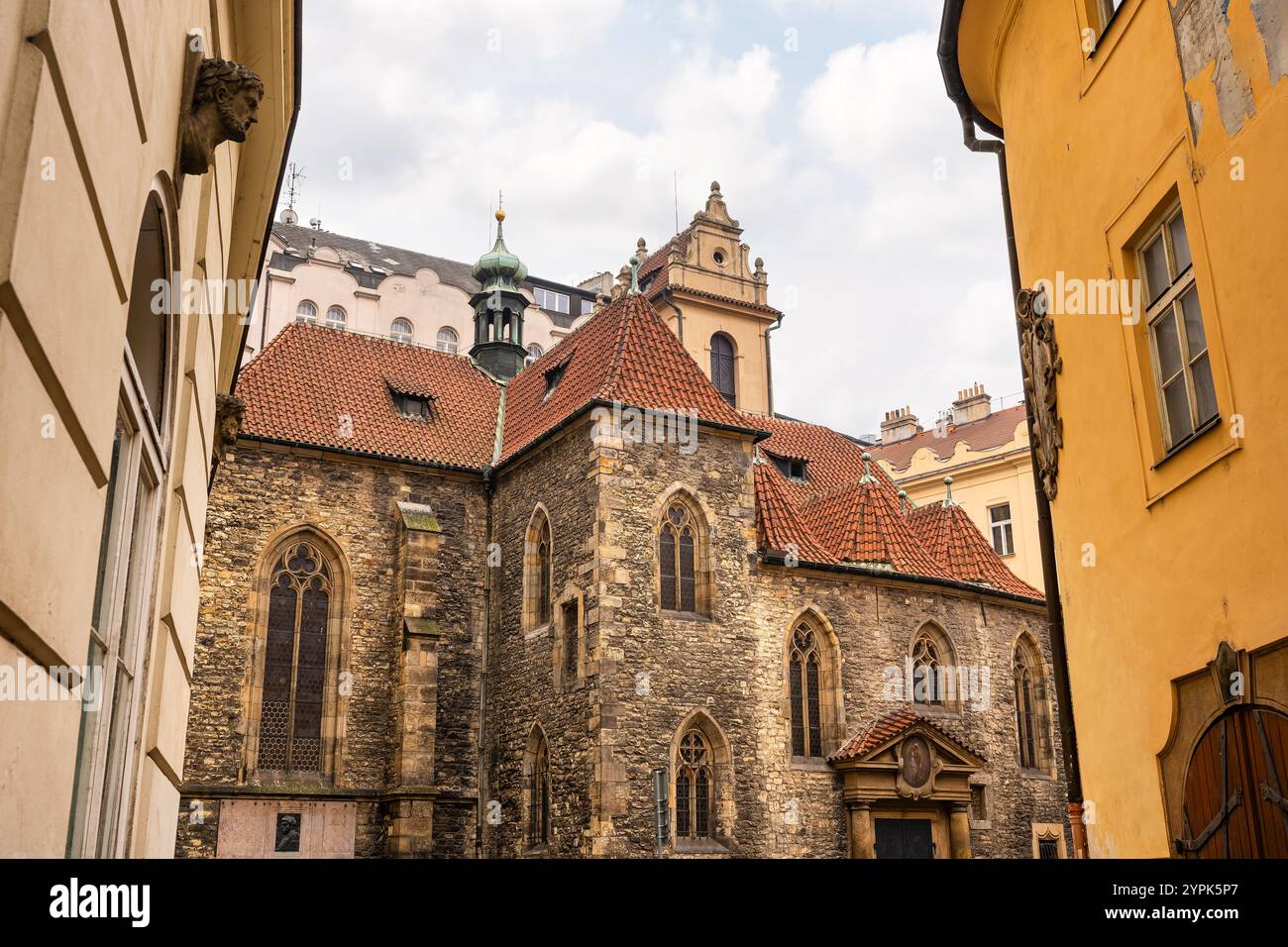 Pittoresche stradine con edifici medievali nella monumentale città di Praga. Foto Stock