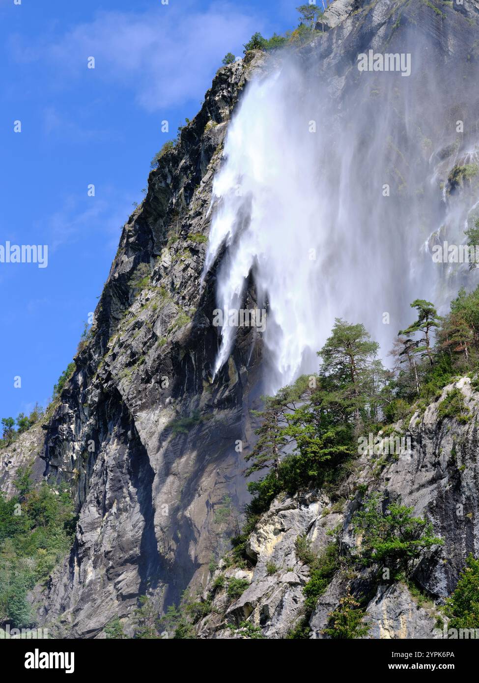 La cascata di Arpenaz mostra una strana apparenza a causa dei forti venti. Sallanches, alta Savoia, Auvergne-Rhône-Alpes, Francia. Foto Stock