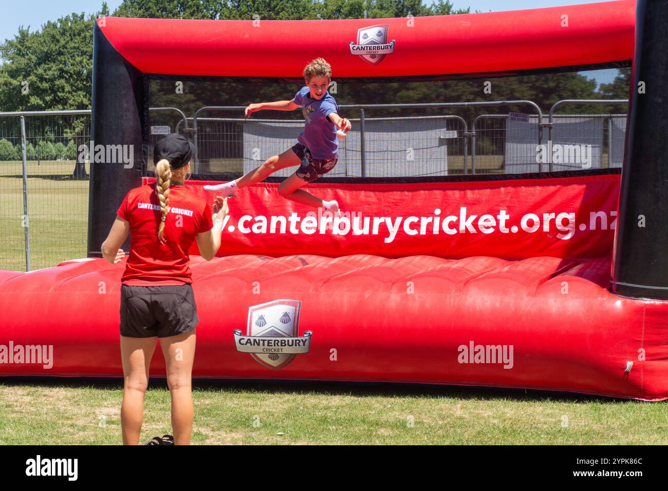 Gara di cricket per bambini all'Hagley Oval Cricket Ground, Christchurch Central City, Christchurch (Ōtautahi), Canterbury, nuova Zelanda Foto Stock
