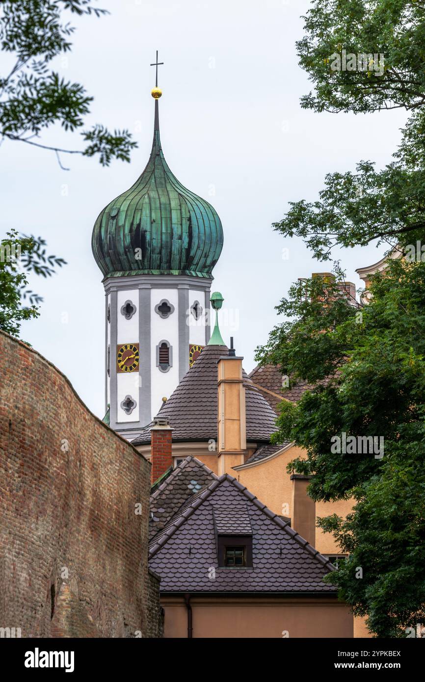 Torre della chiesa di San Giorgio ad Augusta dietro le mura della città Foto Stock