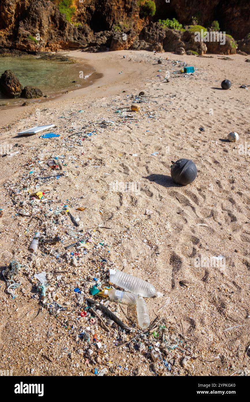 Migliaia e migliaia di pezzi di plastica segnano l'alto segno d'acqua su questa spiaggia. I venti commerciali soffiano regolarmente sulla riva portando con sé pile di plast Foto Stock