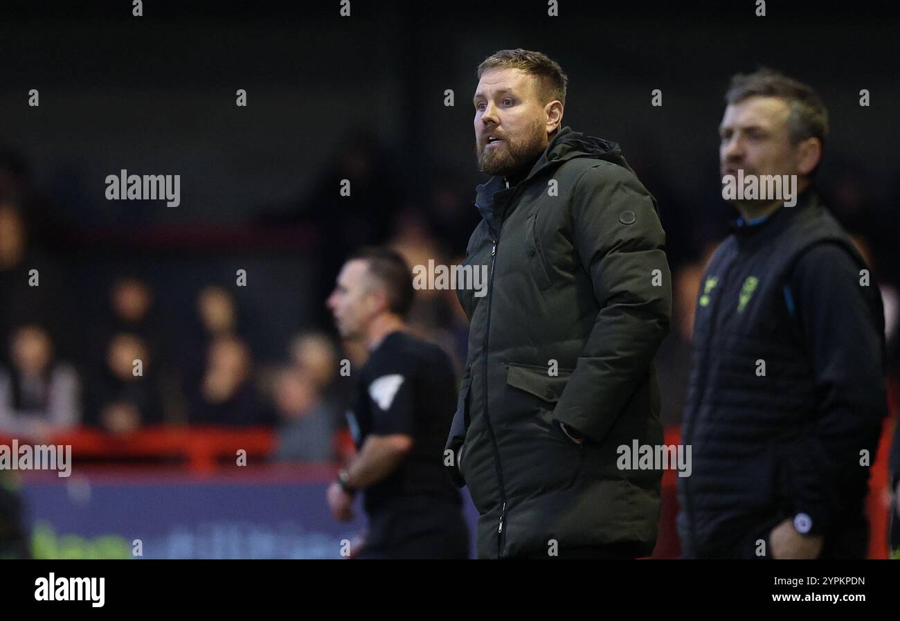 Il manager del Crawley Town Rob Elliott ha visto durante la partita del secondo turno di fa Cup tra Crawley Town e Lincoln City al Broadfield Stadium di Crawley. Foto Stock