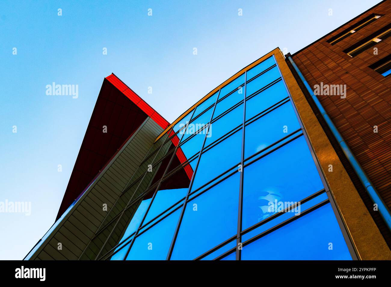 Prospettiva astratta della moderna architettura in vetro con linee chiare e cielo aperto Foto Stock