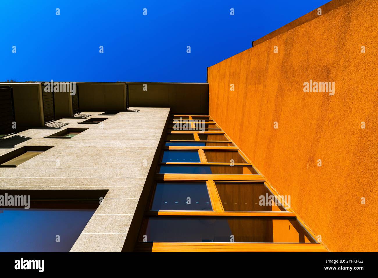 Prospettiva astratta della moderna architettura in vetro con linee chiare e cielo aperto Foto Stock