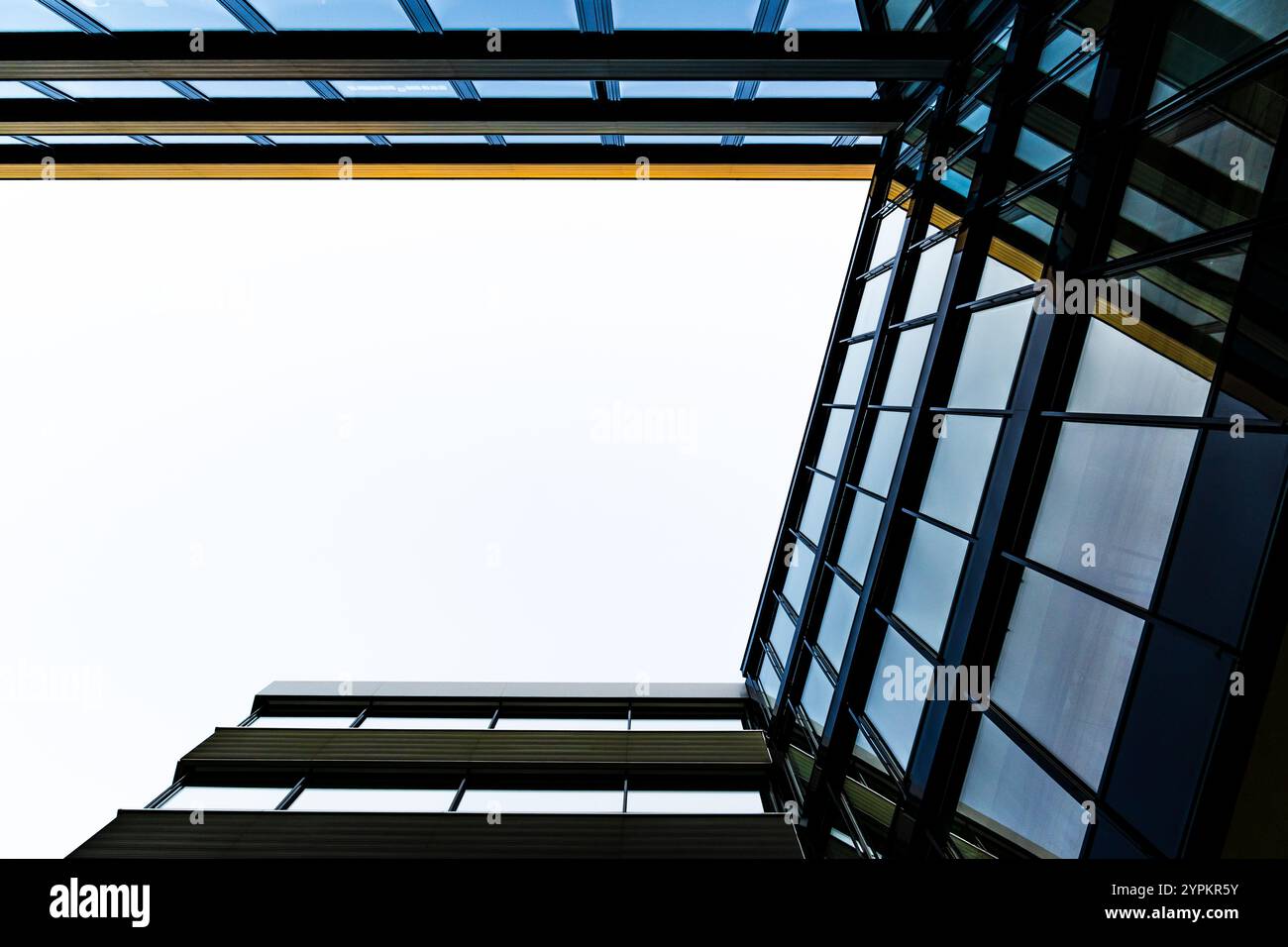 Prospettiva astratta della moderna architettura in vetro con linee chiare e cielo aperto Foto Stock