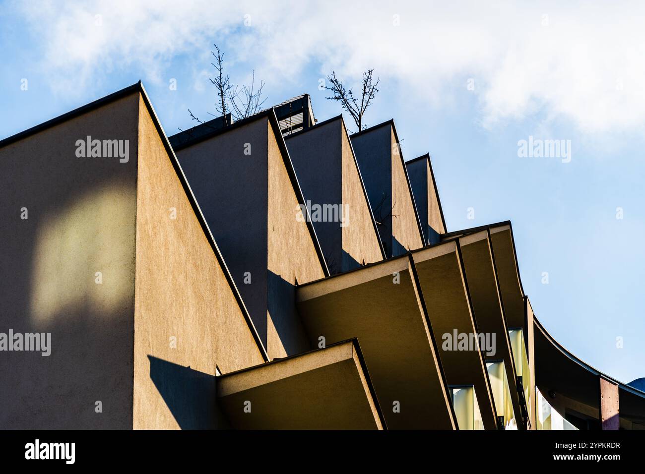 Vista astratta di un edificio con balconi angolati e gioco di luci e ombre Foto Stock