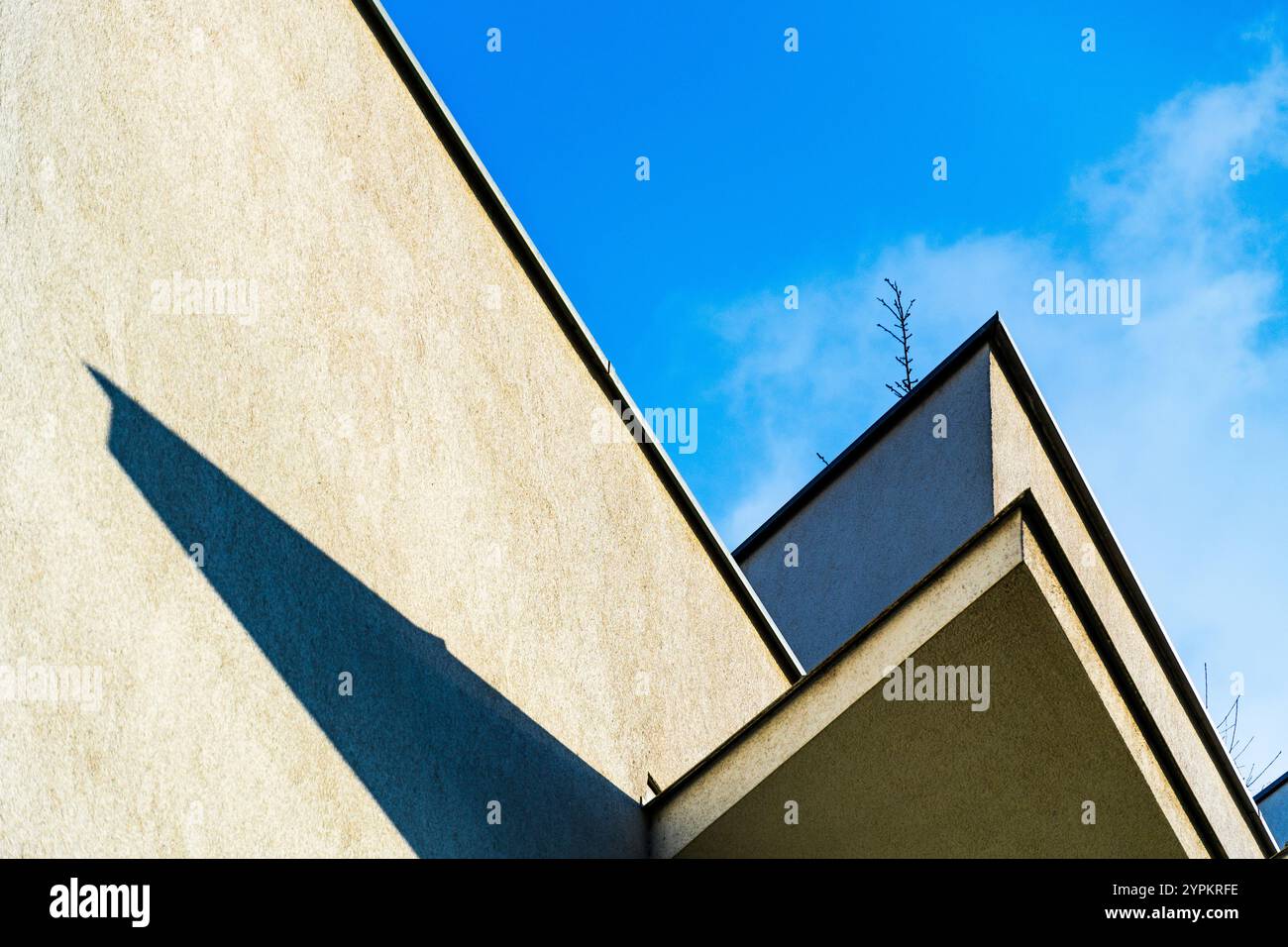 Vista astratta di un edificio con balconi angolati e gioco di luci e ombre Foto Stock