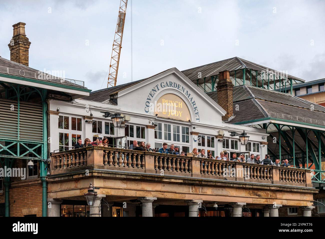 I visitatori godono della vista storica dal balcone della facciata iconica del mercato di Covent Garden, caratterizzata da architettura classica ed elementi di design vittoriano Foto Stock
