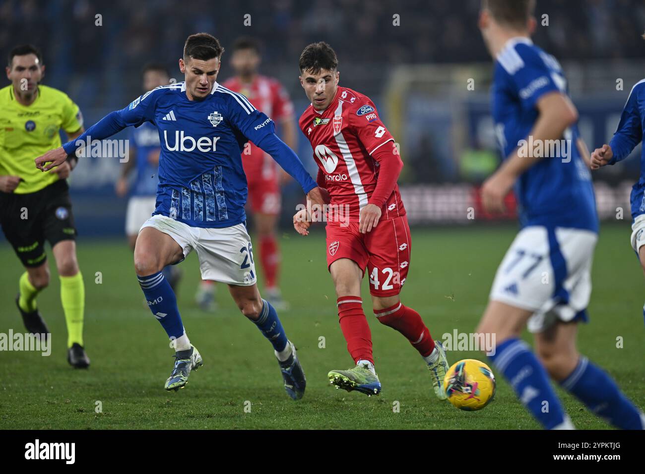 Alessandro bianco (Monza)Yannik Engelhardt (Como) durante la partita di serie A italiana tra Como 1-1 Monza allo Stadio Giuseppe Sinigaglia il 30 novembre 2024 a Como. Crediti: Maurizio Borsari/AFLO/Alamy Live News Foto Stock