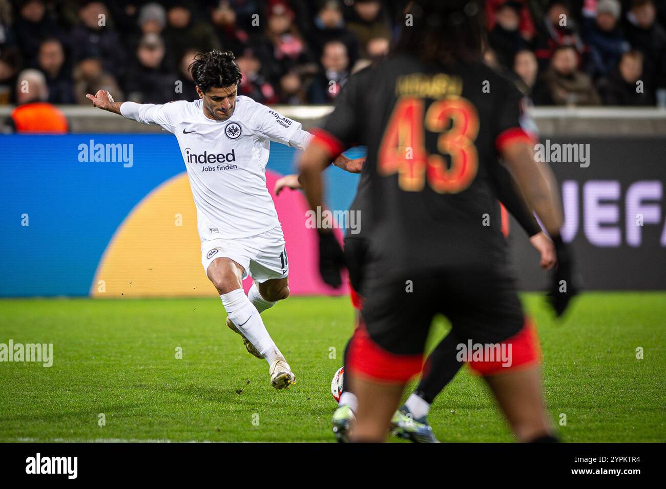 Herning, Danimarca. 28 novembre 2024. Mahmoud Dahoud (18) dell'Eintracht Frankfurt visto durante la partita di UEFA Europa League tra FC Midtjylland e Eintracht Frankfurt all'MCH Arena di Herning. Foto Stock