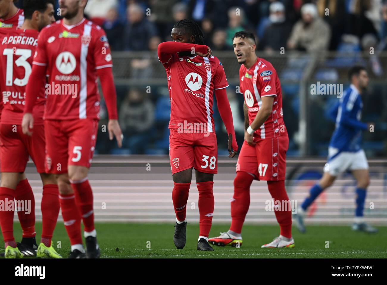 Warren Bondo (Monza) durante la partita di serie A italiana tra Como 1-1 Monza allo Stadio Giuseppe Sinigaglia il 30 novembre 2024 a Como. (Foto di Maurizio Borsari/AFLO) Foto Stock