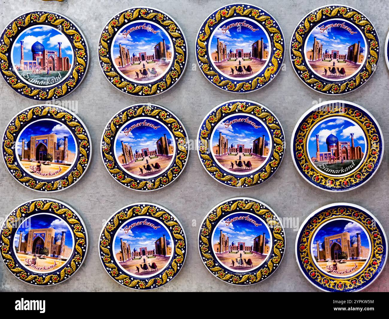 Magneti souvenir dell'Uzbekistan a forma di piatti dipinti Foto Stock