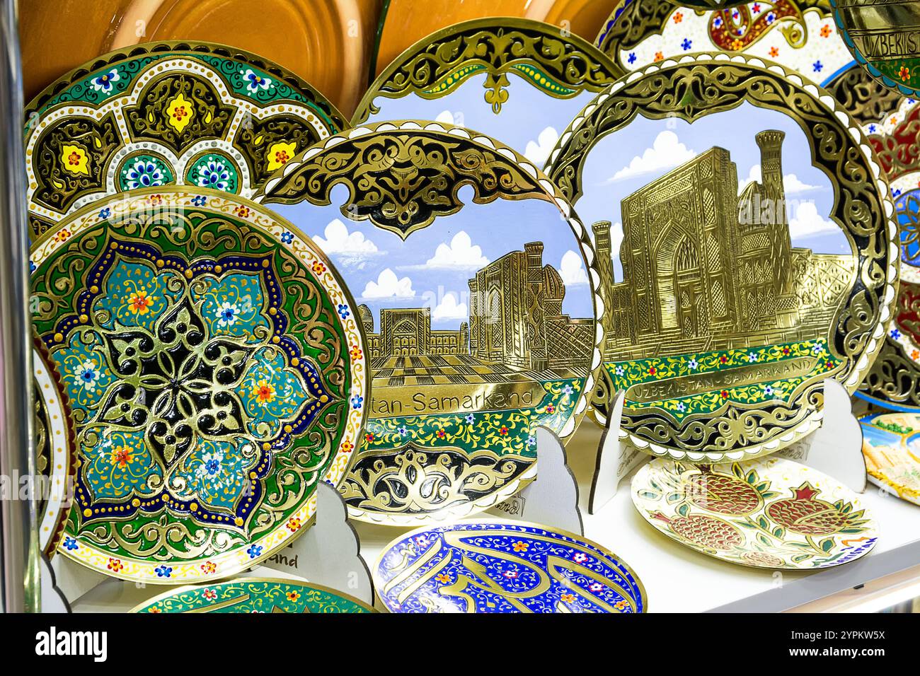 Maiolica dipinta in vendita come souvenir in Uzbekistan Foto Stock