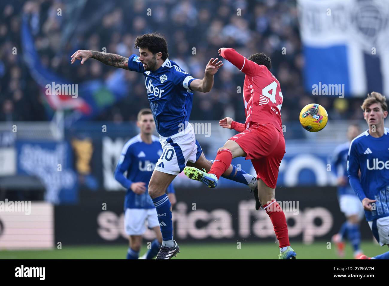 Patrick Cutrone (Como)Alessandro bianco (Monza) durante la partita di serie A italiana tra Como 1-1 Monza allo Stadio Giuseppe Sinigaglia il 30 novembre 2024 a Como. (Foto di Maurizio Borsari/AFLO) Foto Stock