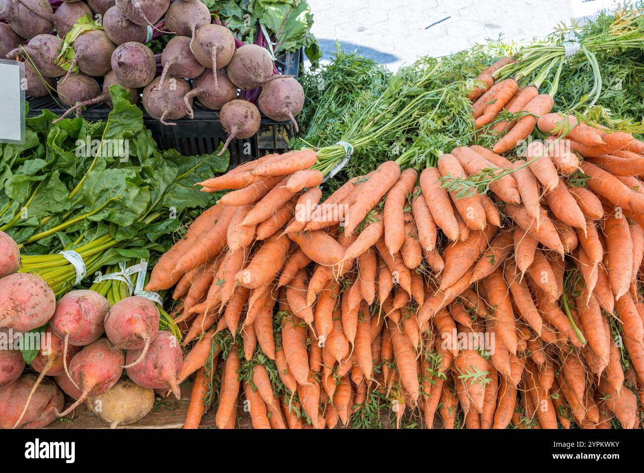 Barbabietola rossa, carote e ravanello in vendita al mercato Foto Stock