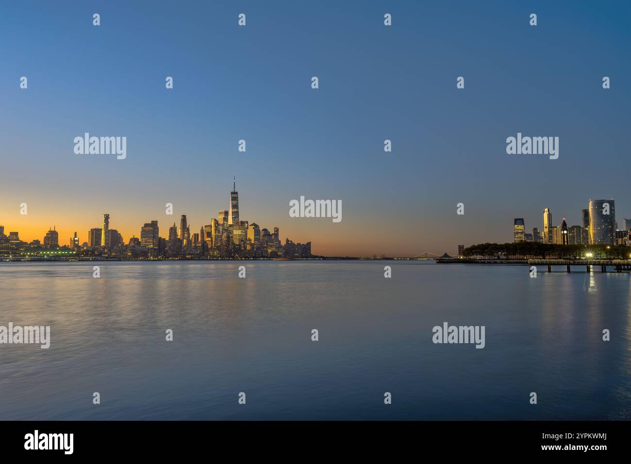 Il fiume Hudson con il centro di Manhattan e Jersey City prima dell'alba Foto Stock