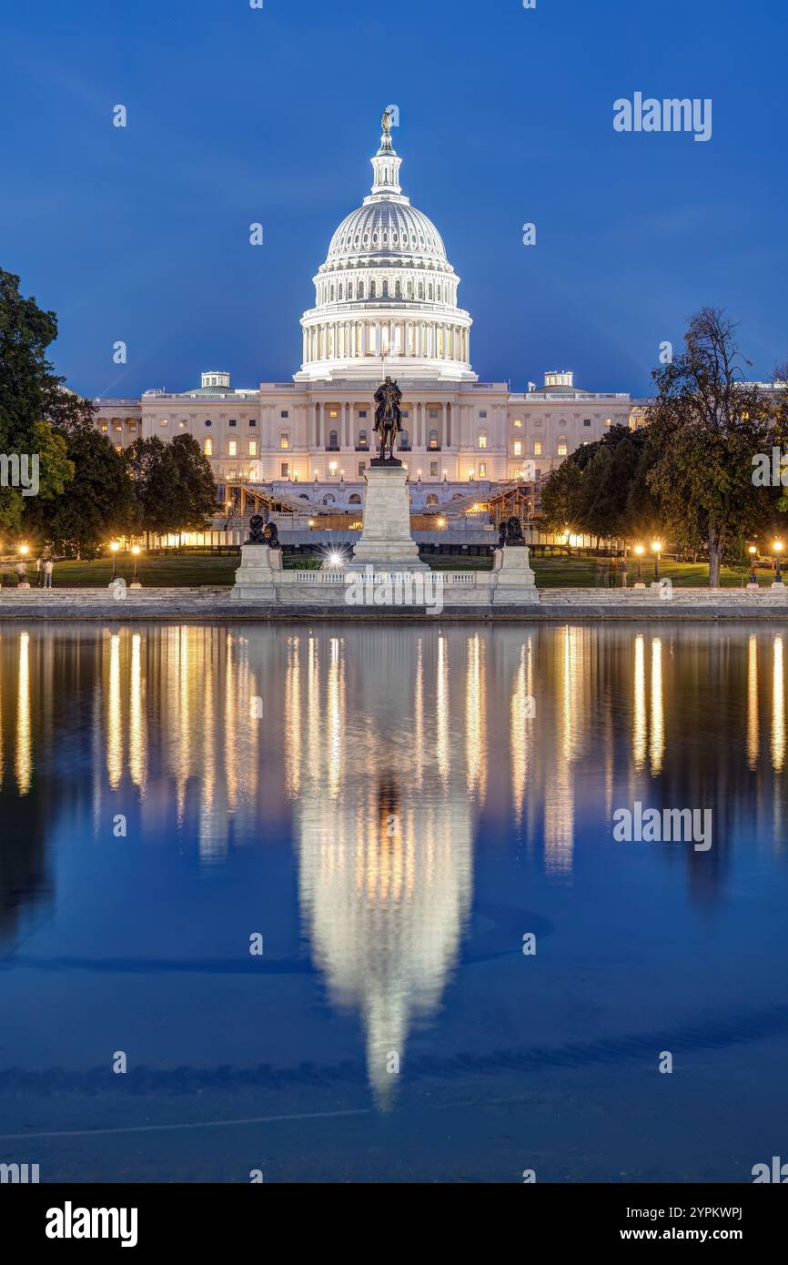 Il Campidoglio degli Stati Uniti illuminato a Washington DC di notte con la famosa piscina riflettente Foto Stock