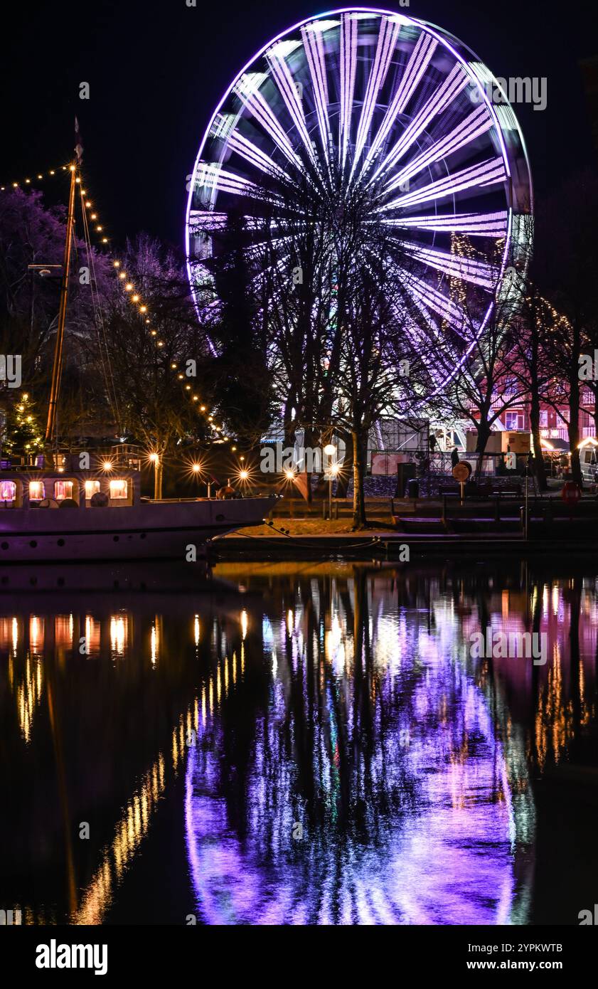 Weihnachtlicher Lichterglanz in der leda-Stadt. Blick auf das weihnachtliche Riesenrad. Ein highlight auf dem diesjährigen Weihnachtsmarkt. Leer Niedersachsen Deutschland *** luci di Natale nella città di Leda Vista della ruota panoramica di Natale Un momento clou al mercatino di Natale di Leer, bassa Sassonia Germania Copyright: Xdiebildwerftx Foto Stock