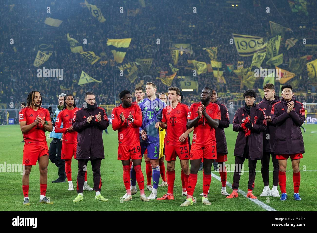 Dortmund, Germania. 30 novembre 2024. 30.11.2024, 1. Bundesliga, 12 anni. Spieltag, Borussia Dortmund - FC Bayern München, v. l. Sacha Boey (FC Bayern München), Michael Olise (FC Bayern München), Arijon Ibrahimovic (FC Bayern München), Alphonso Davies (FC Bayern München), Leon Goretzka (FC Bayern München), Torwart Manuel Neuer (FC Bayern München), Thomas Müller (FC Bayern München München München München) Foto Stock