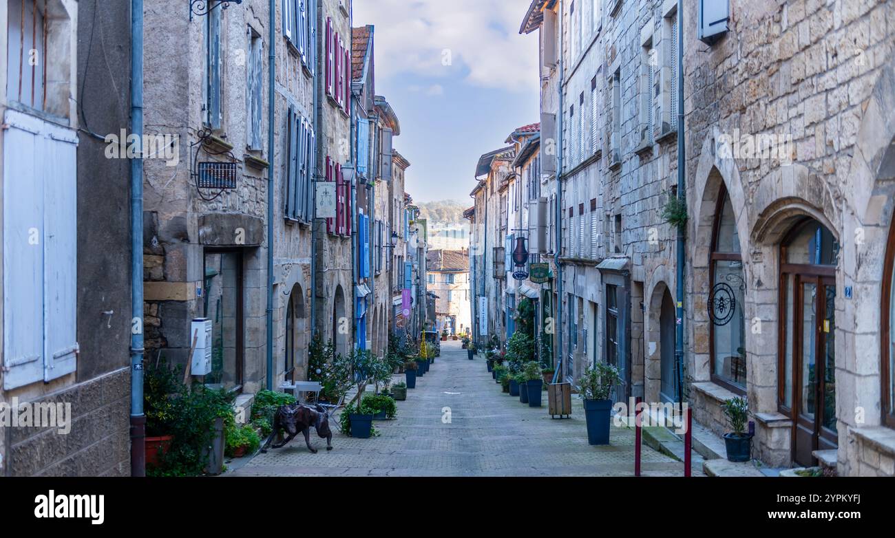 Una delle strade principali del villaggio medievale di Caylus, a Tarn et Garonne, a Occitanie, in Francia Foto Stock
