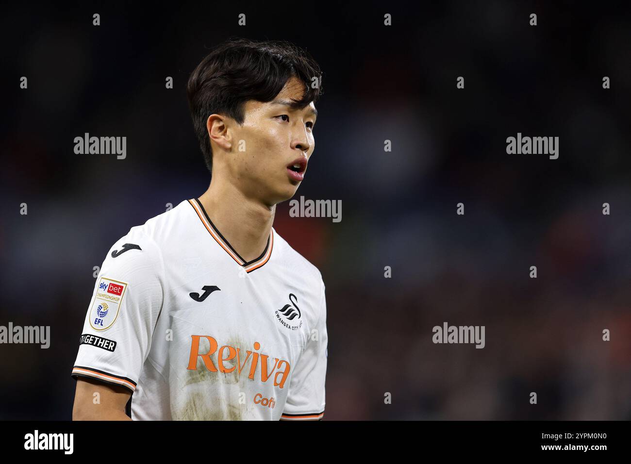 Swansea, Regno Unito. 30 novembre 2024. EOM Ji-Sung di Swansea City guarda su. Partita del campionato EFL Skybet, Swansea City contro Portsmouth allo Stadio Swansea.com di Swansea, Galles, sabato 30 novembre 2024. Questa immagine può essere utilizzata solo per scopi editoriali. Solo per uso editoriale, foto di Andrew Orchard/Andrew Orchard fotografia sportiva/Alamy Live news credito: Andrew Orchard fotografia sportiva/Alamy Live News Foto Stock