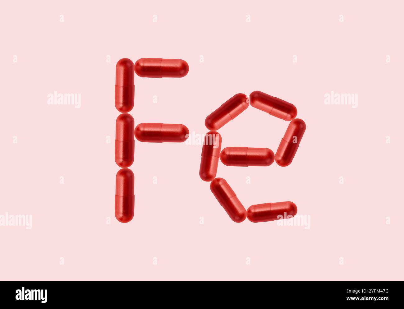 Idea creativa per il concetto di anemia da ferro. Supplemento di ferritina in capsula rossa. Capsula che rappresenta l'integrazione di ferro per il trattamento o la gestione del ferro Foto Stock