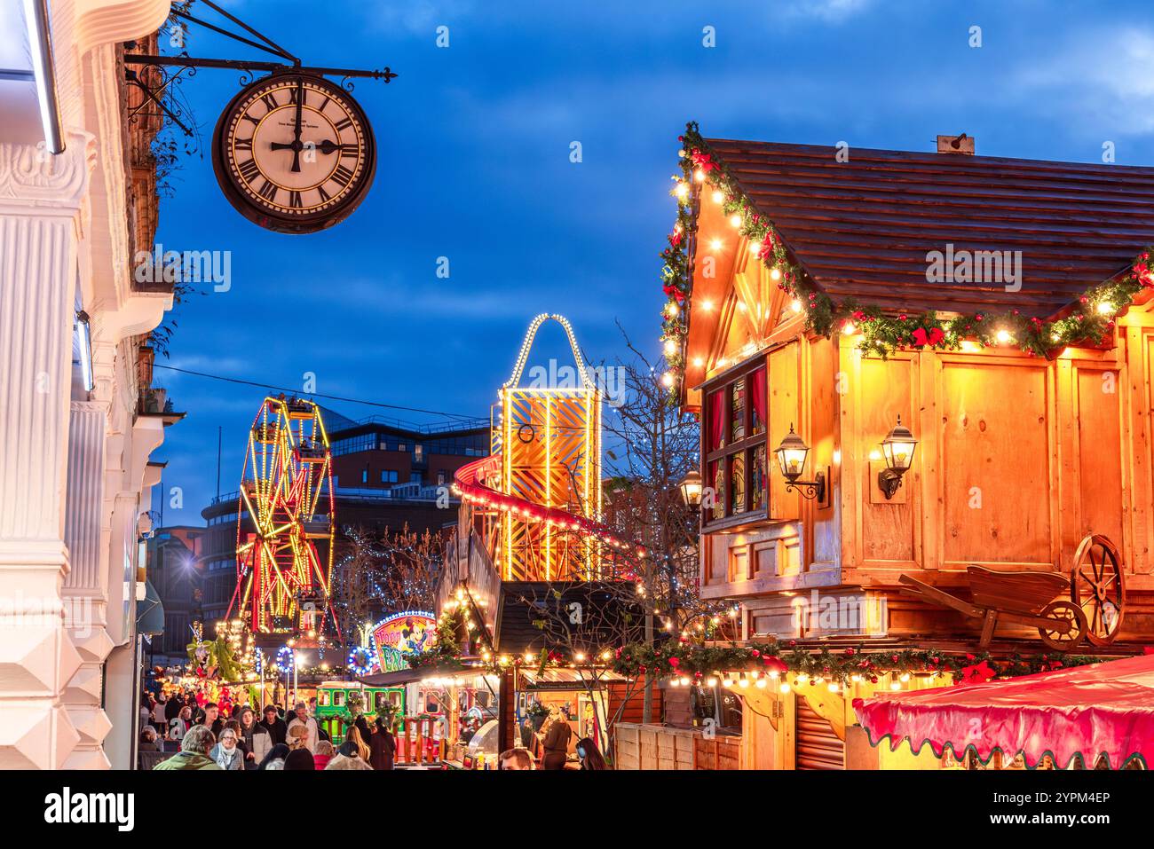 Londra, Inghilterra Regno Unito - 30 novembre 2024: Vista panoramica delle serate di festa al mercatino di Natale di Bromley, con decorazioni di luci intorno alla città vecchia Foto Stock