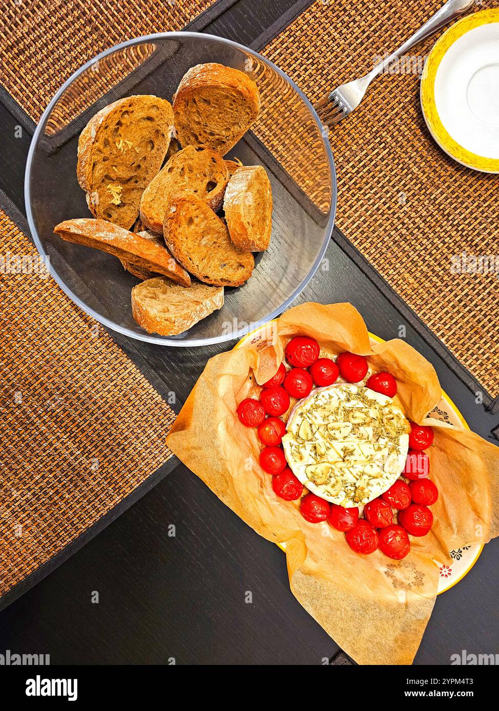 Ciotola di formaggio con pomodori ciliegini e baguette tostate Foto Stock